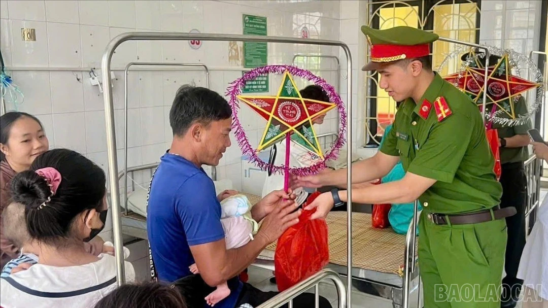 baolaocai-br_cac-chi-cong-an-phuong-trao-tang-qua-cho-benh-nhi-8614.jpg