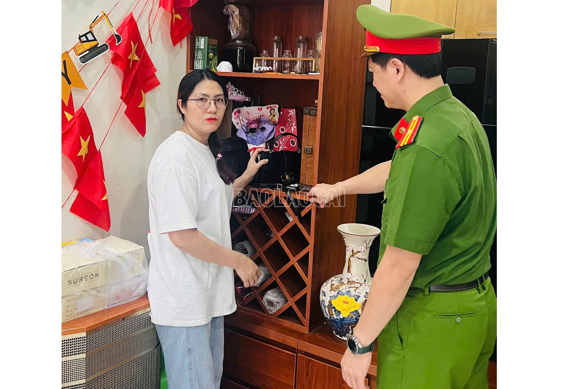 Khám xét nơi ở của đối tượng Trần Thị Dung. baolaocai-c_anh-2-kham-xet-noi-o-cua-doi-tuong-tran-thi-dung-2.jpg