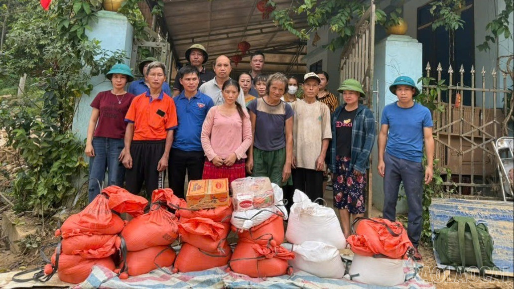 Moradores da vila de Khe Long 2 recebem apoio alimentar. baolaocai-br_z7084385129237-c76a1db190285f69287c0a3ae1dba100.jpg