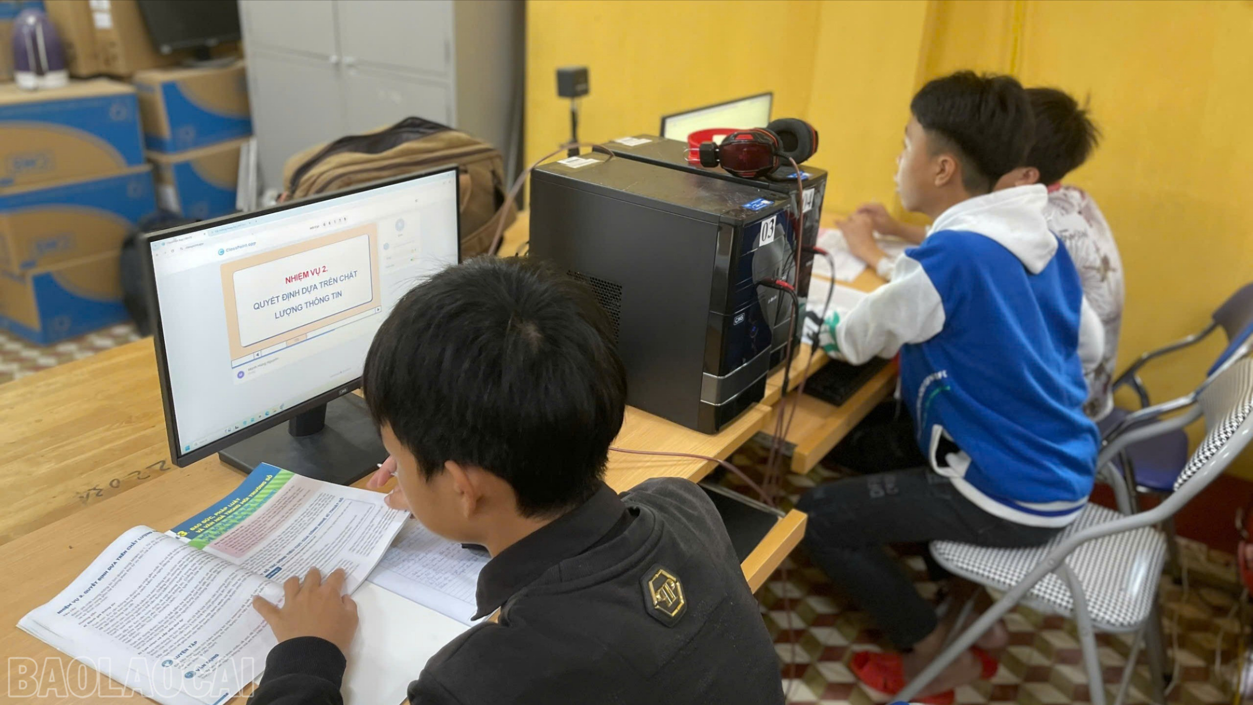 Học sinh lớp 9 Trường Phổ thông Dân tộc Nội trú THCS và THPT Mường Khương học sử dụng AI. baolaocai-bl_z7065947329433-58b6f0ee20815a4f4ae708b9b43eeade.jpg