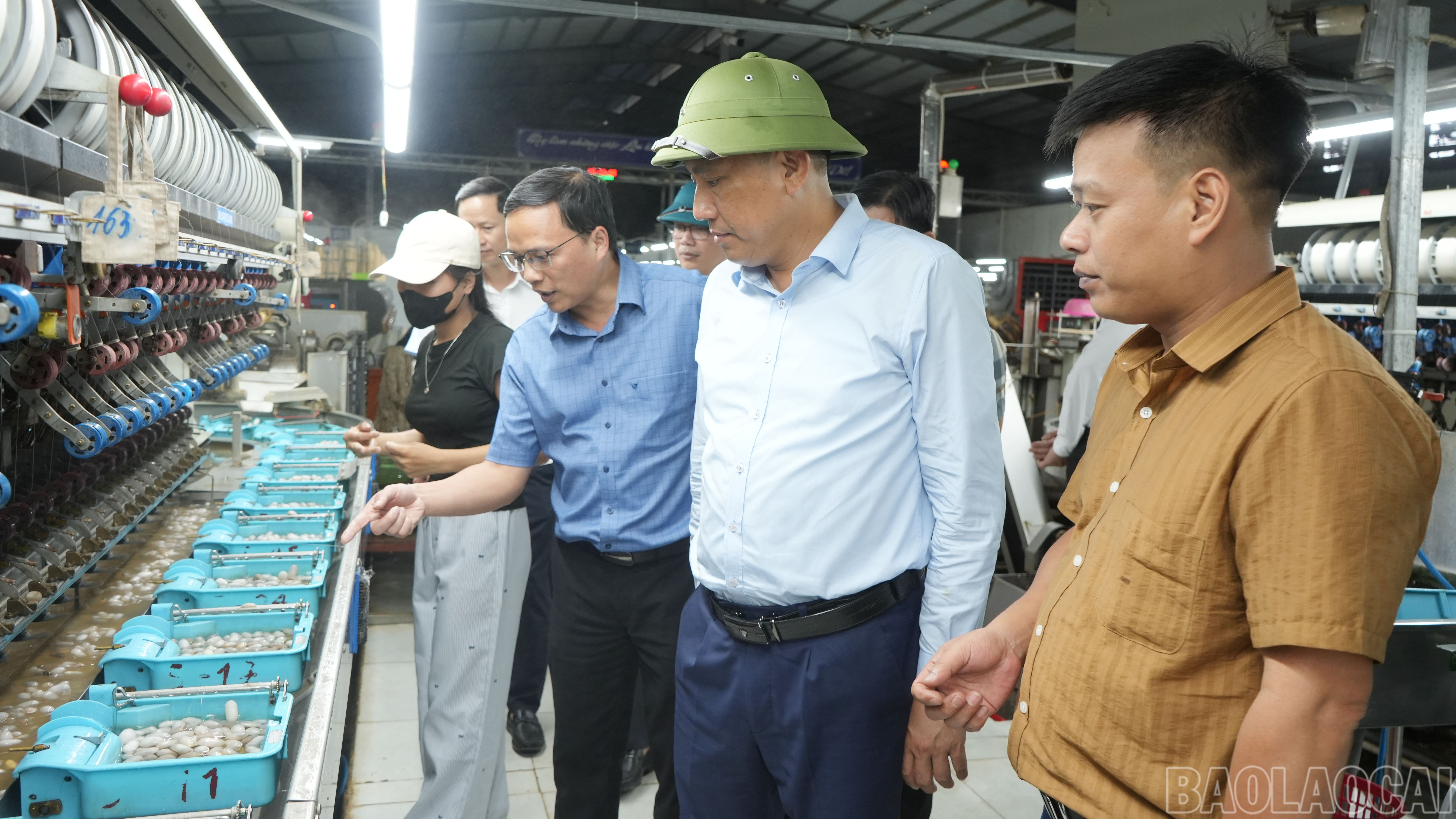 Đồng chí Phó Bí thư Thường trực Tỉnh ủy thăm Nhà máy Dâu tằm tơ Yên Bái. baolaocai-br_tham-nha-may-dau-tam-to-yen-bai.jpg