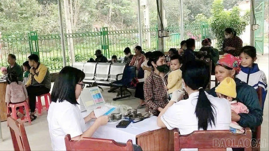 Đẩy mạnh lồng ghép tuyên truyền phòng chống dịch bệnh cho người dân trong các buổi tiêm chủng mở rộng. baolaocai-br_z7084933451245-cbab68986dee1f78b0bf842c2650ac90.jpg