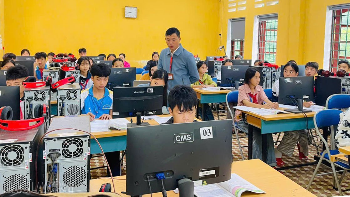Thầy Nguyễn Mạnh Hùng, giáo viên Tin học hướng dẫn các em học sinh sử dụng AI đúng cách. baolaocai-bl_z7086100252174-22d34418e706efb215a8eee4fa32cb8d.jpg