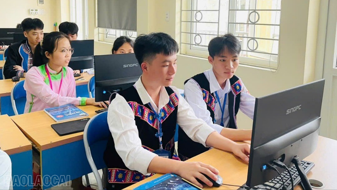 Học sinh lớp 12, Trường Phổ thông Dân tộc Nội trú THCS và THPT Mường Khương sử dụng AI trong giờ học. baolaocai-bl_z7064585845972-2e63bdf24d1cfbe84f4baf9d69220b81.jpg