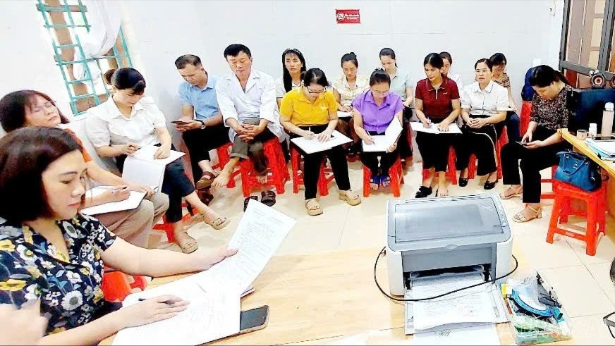 Cán bộ Trạm Y tế Bảo Yên tham gia họp giao ban để triển khai và phân công nhiệm vụ phục vụ công tác phòng, chống bão lũ. baolaocai-br_z7085145512666-fe1e4a99276e2c7193e92e586406f707.jpg