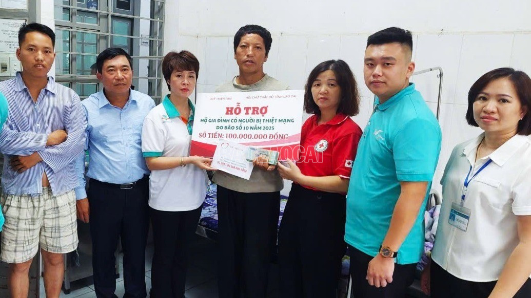 Trao hỗ trợ cho gia đình anh Q. baolaocai-c_quy-thien-tam-tap-doan-vingroup-va-hoi-chu-thap-do-tinh-lao-cai-trao-kinh-phi-ho-tro-5555.jpg