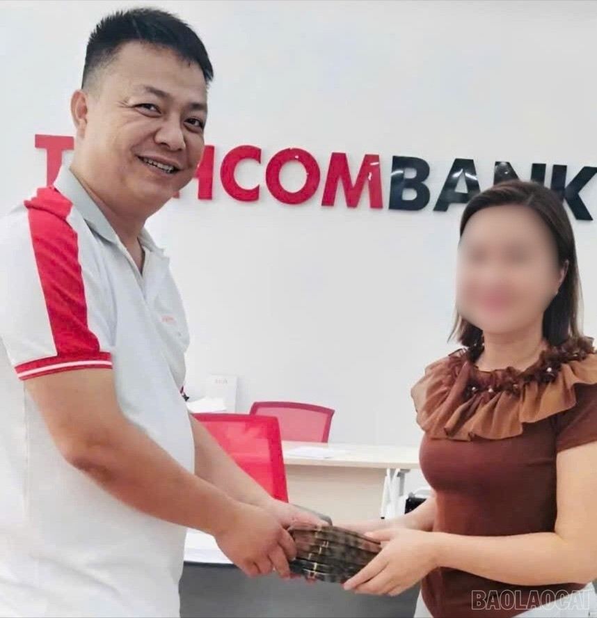 Chị N nhận lại 3,2 tỷ đồng. baolaocai-br_nhan-vien-chi-nhanh-ngan-hang-techcombank-trao-lai-32-ty-dong-cho-chi-n-5422.jpg
