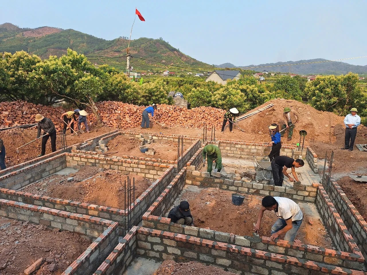 Các lực lượng tại chỗ và người dân xã Biên Sơn (huyện Lục Ngạn, tỉnh Bắc Giang) giúp người dân xây dựng nhà ở.