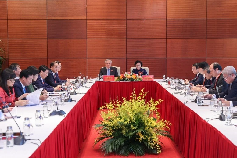 Các đại biểu thảo luận tại tổ.