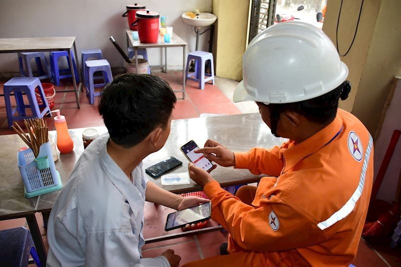 Nhân viên công ty điện lực Hà Nội hướng dẫn khách hàng nắm các thông tin chính xác về điện. Nhân viên công ty điện lực Hà Nội hướng dẫn khách hàng nắm các thông tin chính xác về điện.