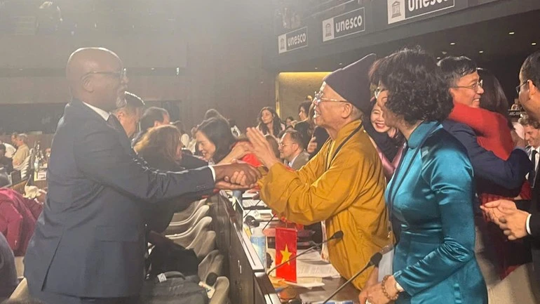 Bạn bè quốc tế chúc mừng đoàn Việt Nam.