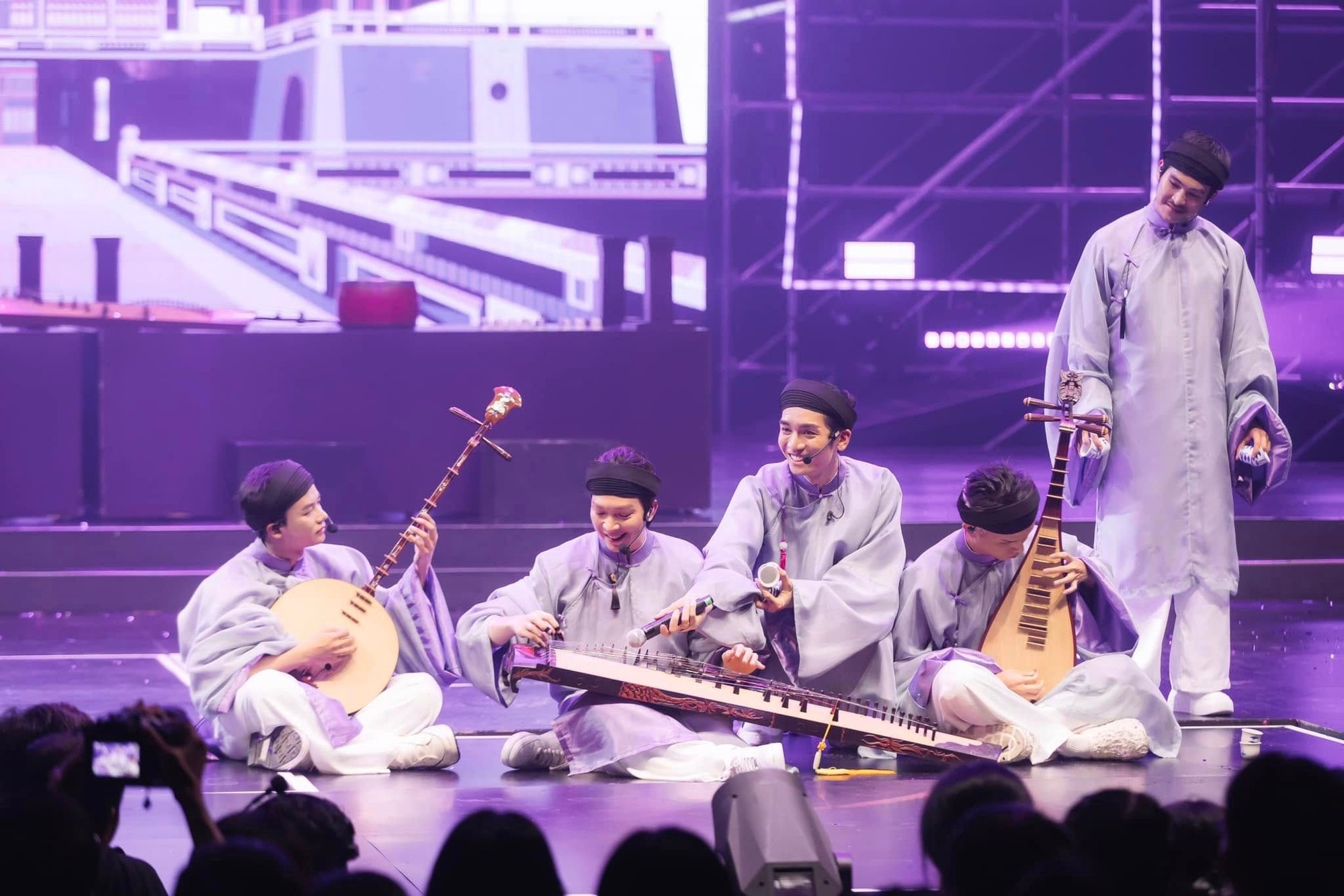 Các nghệ sĩ trẻ Tăng Phúc, Bùi Công Nam và Neko Lê chơi nhạc cụ dân tộc trong chương trình "Anh trai vượt ngàn chông gai".