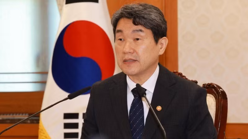 Quyền Tổng thống Hàn Quốc Lee Joo-ho phát biểu tại một cuộc họp khẩn ở Seoul.