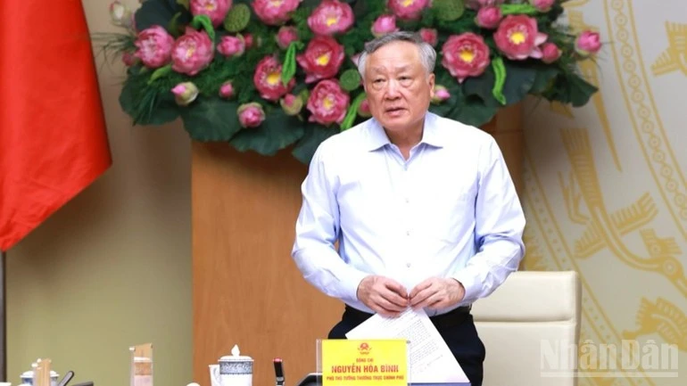 Phó Bí thư Thường trực Đảng ủy Chính phủ, Phó Thủ tướng Thường trực Chính phủ Nguyễn Hoà Bình phát biểu ý kiến tại hội nghị.