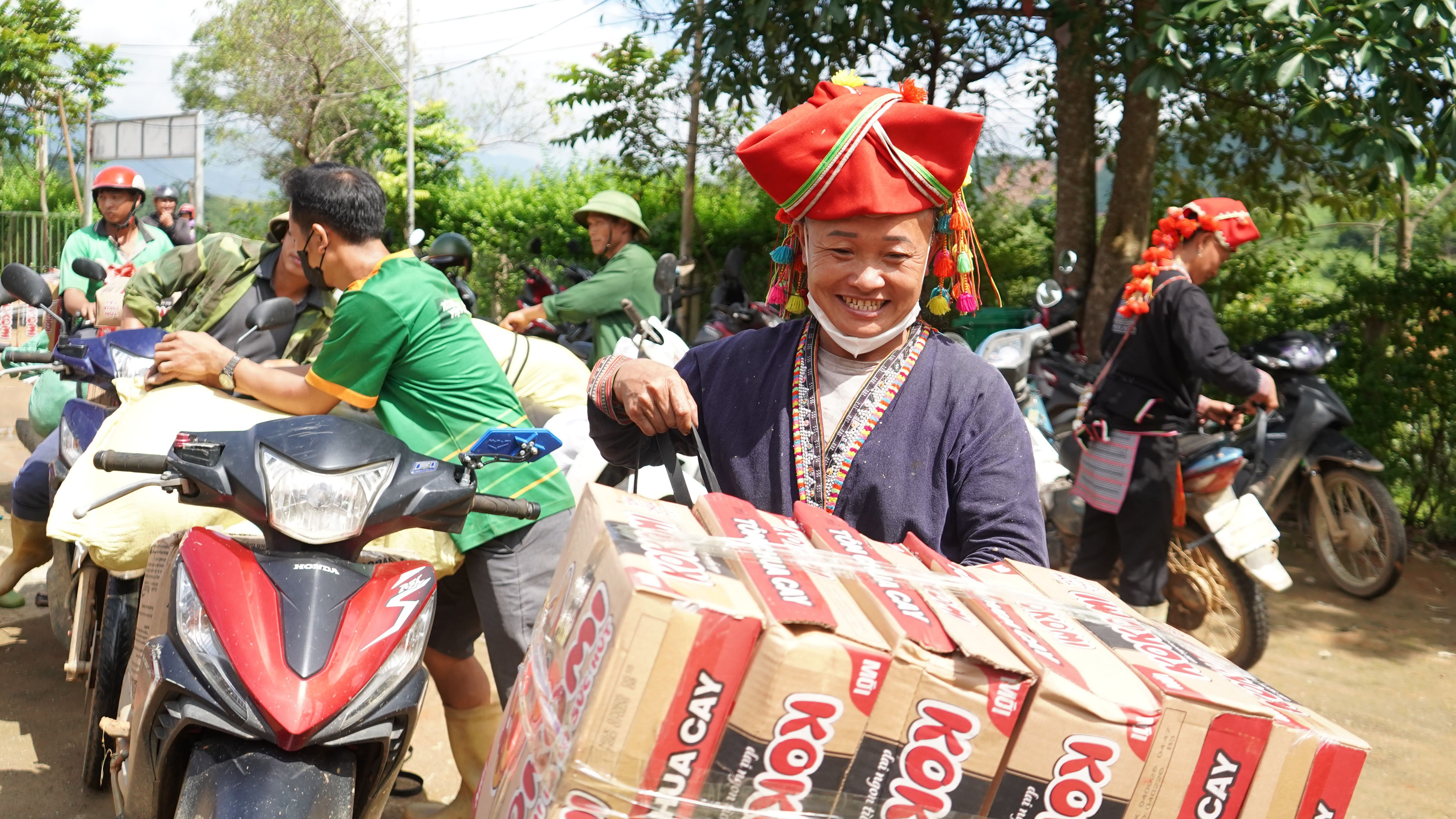 Bà con phấn khởi vận chuyển nhu yếu phẩm ba-con-phan-khoi-van-chuyen-nhu-yeu-pham-ho-tro.jpg
