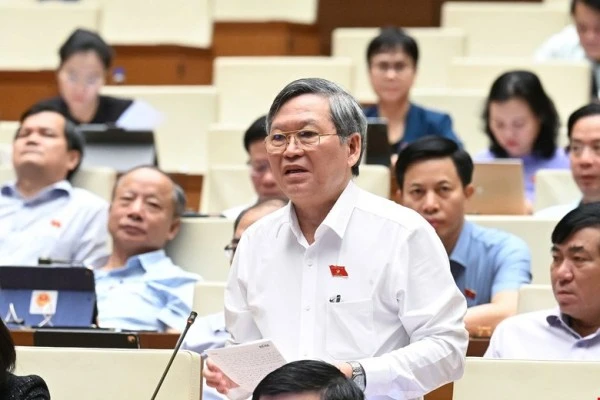 ĐBQH Tô Văn Tám.