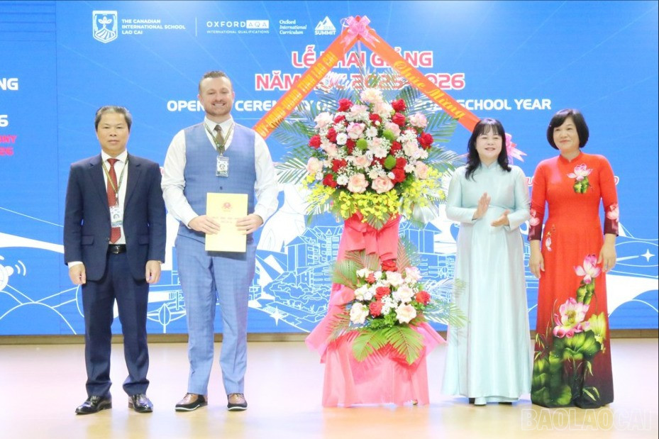 Đồng chí Hoàng Thị Thanh Bình tặng hoa chúc mừng nhà trường. baolaocai-br-img-9146.jpg