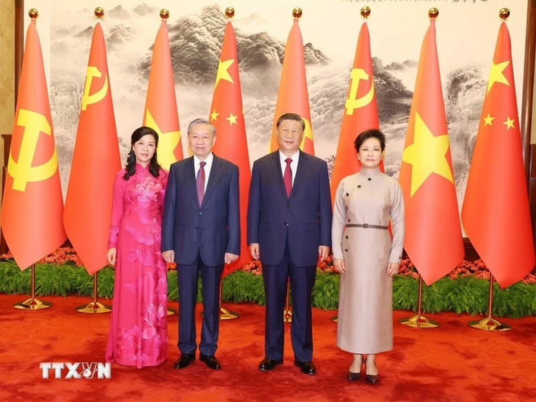 Tổng Bí thư, Chủ tịch nước Trung Quốc Tập Cận Bình và Phu nhân cùng Tổng Bí thư, Chủ tịch nước Tô Lâm và Phu nhân chụp ảnh chung.