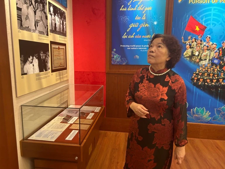 Bà Nguyễn Thanh Hà, con gái cố Đại tướng Nguyễn Chí Thanh tại khu trưng bày.