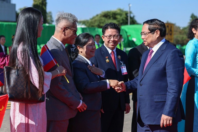 Bà con cộng đồng người Việt Nam tại Lào vui mừng chào đón Thủ tướng Chính phủ Phạm Minh Chính tại sân bay quốc tế Wattay.