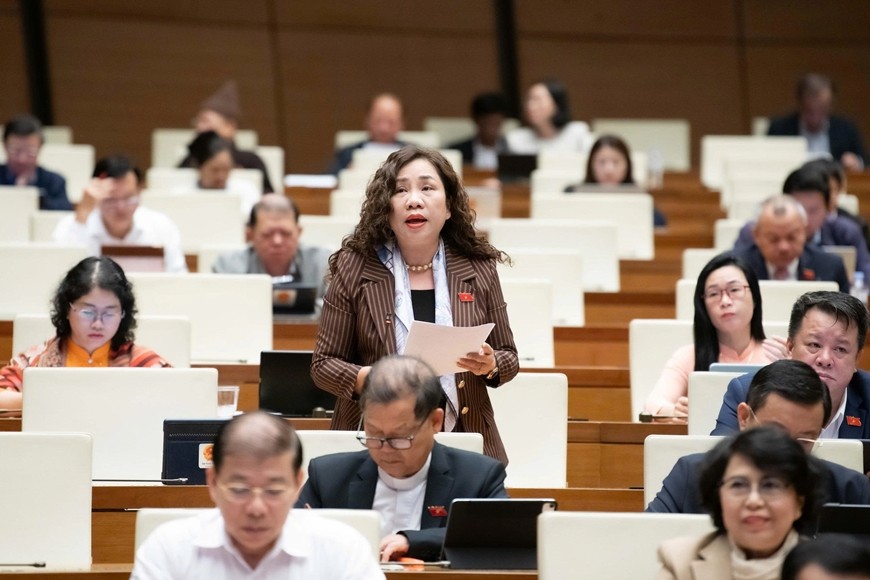 Đại biểu Trần Thị Hiền (đoàn Ninh Bình) phát biểu.