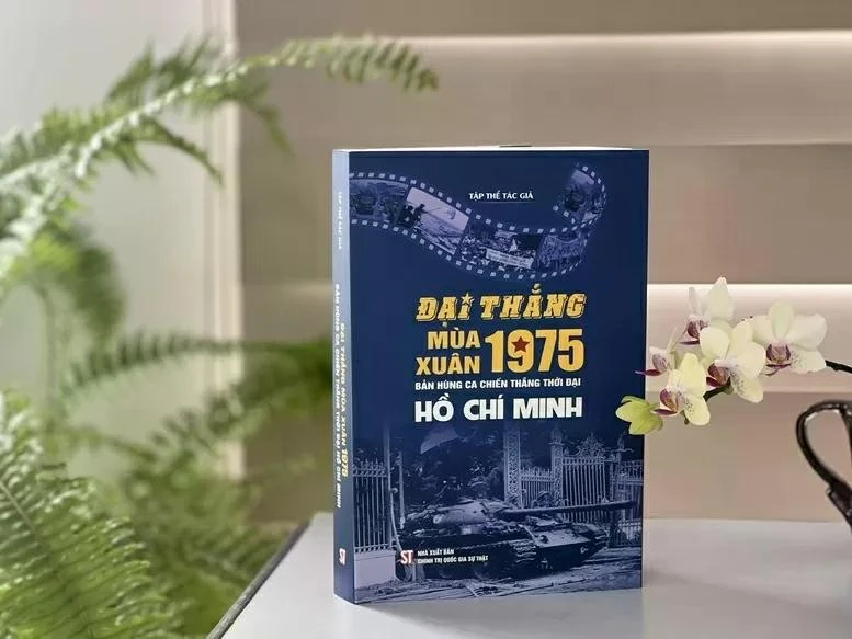Cuốn sách "Đại thắng mùa Xuân 1975 - Bản hùng ca chiến thắng thời đại Hồ Chí Minh".
