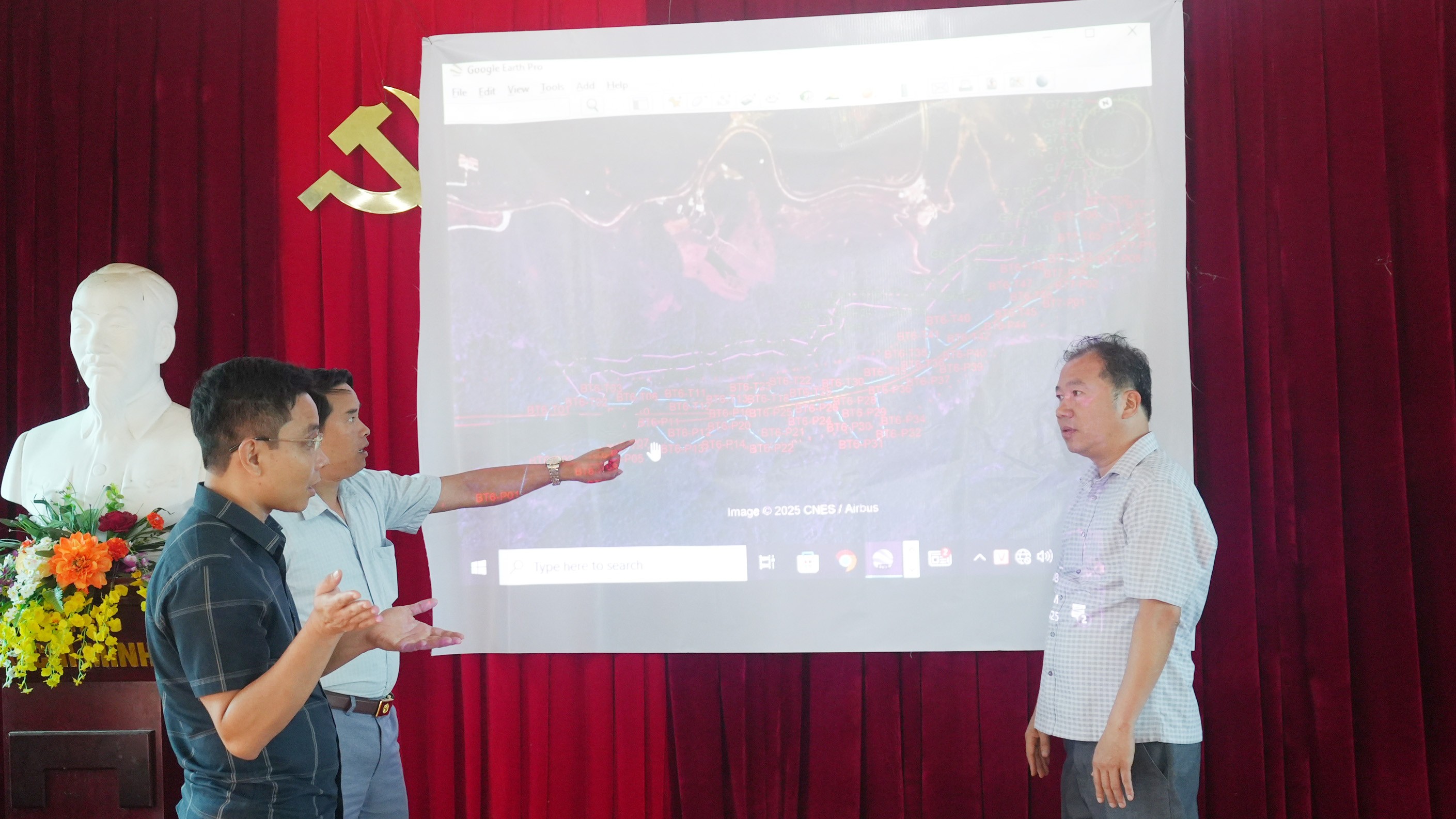 dai-dien-lanh-dao-phuong-sa-pa-chu-dau-tu-va-nguoi-dan-cung-trao-doi-thong-nhat-phuongn-an-thuc-hien-du-an-dam-bao-quyen-loi-khong-anh-huong-den-sinh-hoat-va-san-xuat-nong-nghiep-cua-nguoi-dan.jpg