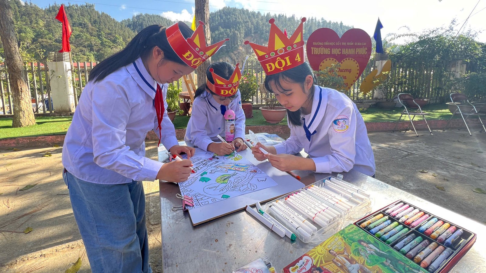 Các em học sinh dự thi phần vẽ tranh. b6f9f9076d3dd5638c2c.jpg