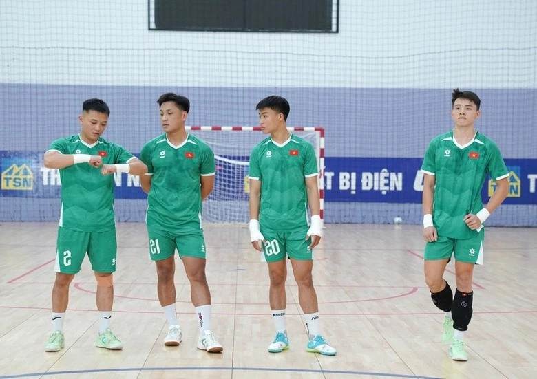 Thủ môn Hồ Văn Ý (thứ hai từ trái) trở lại sau thời gian vắng mặt vì chấn thương.