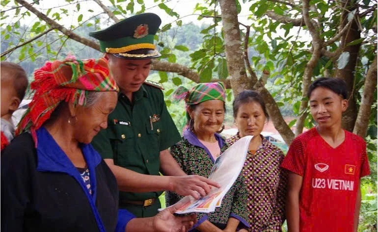 Lực lượng Biên phòng tuyên truyền về phòng chống mua bán người.