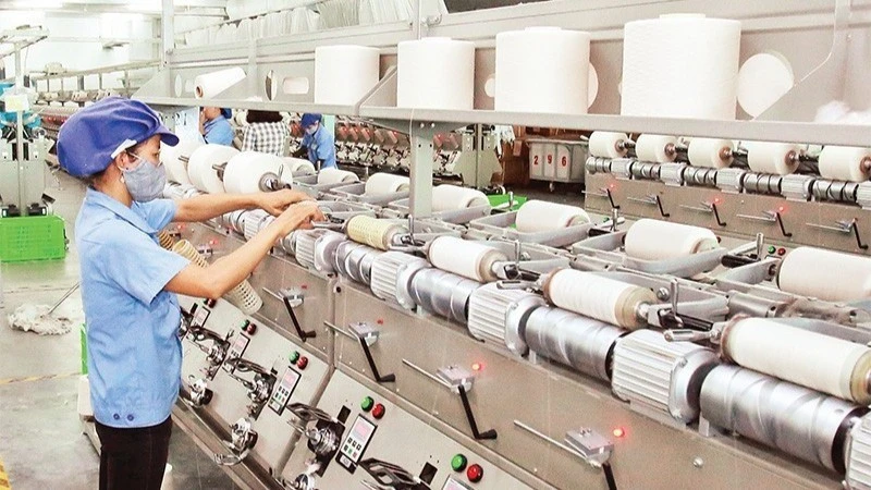 Sản xuất các sản phẩm dệt nhuộm tại Công ty TNHH Dệt nhuộm Jasan Việt Nam (vốn đầu tư Trung Quốc) tại Khu công nghiệp Phố Nối B, tỉnh Hưng Yên.