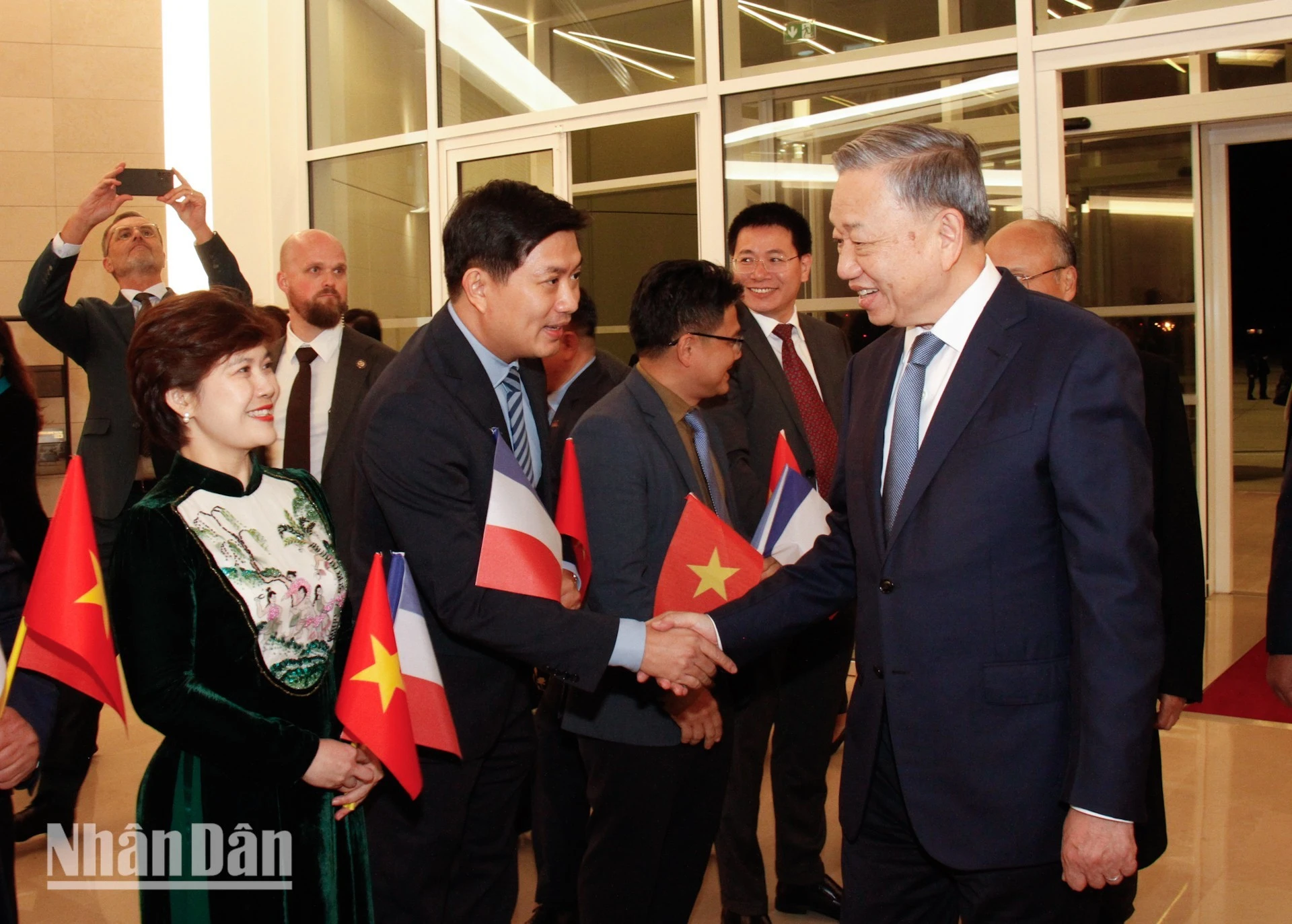 Cán bộ, nhân viên Đại sứ quán và các cơ quan đại diện Việt Nam chào đón Tổng Bí thư, Chủ tịch nước Tô Lâm tại sân bay Orly.