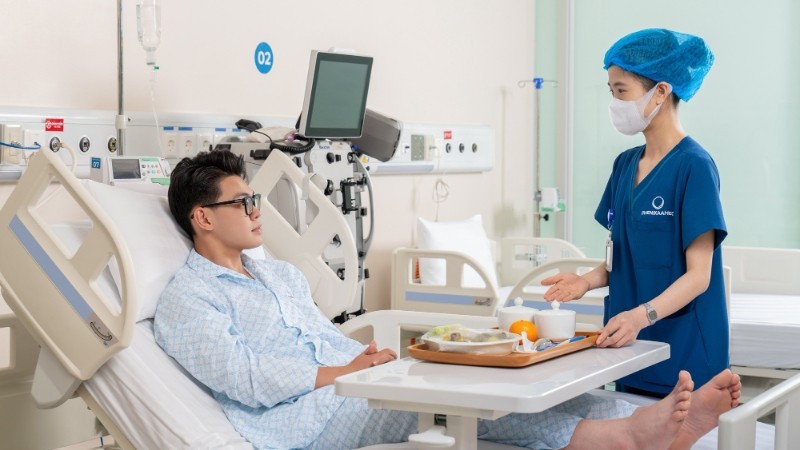 Điều dưỡng Bệnh viện Đại học Phenikaa chăm sóc người bệnh. Điều dưỡng Bệnh viện Đại học Phenikaa chăm sóc người bệnh.
