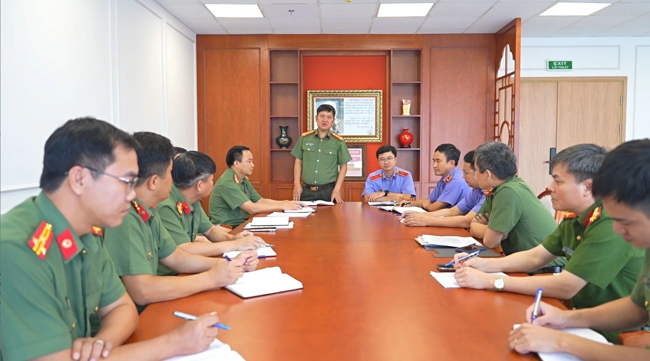 Thượng tá Nguyễn Đức Mạnh - Phó Giám đốc Công an tỉnh Quảng Ninh chủ trì họp Ban chuyên án bóc gỡ đường dây lừa đảo , mua bán dữ liệu và rửa tiền trên không gian mạng.