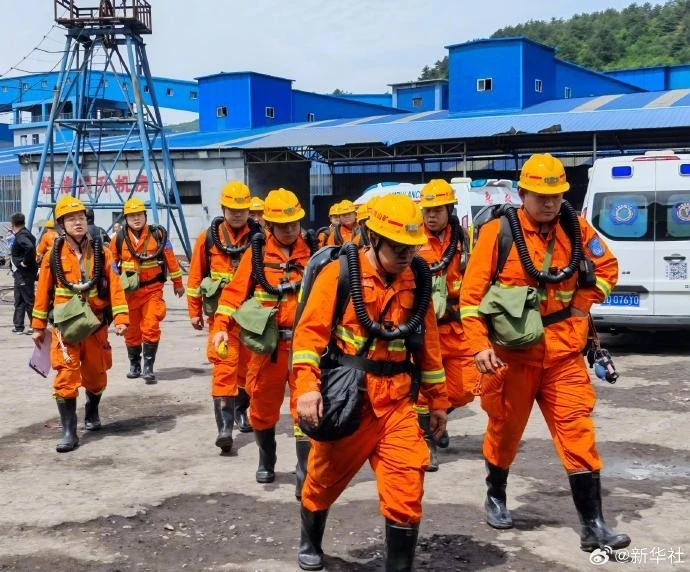 Lực lượng cứu hộ tại hiện trường vụ tai nạn. Ảnh: TÂN HOA XÃ