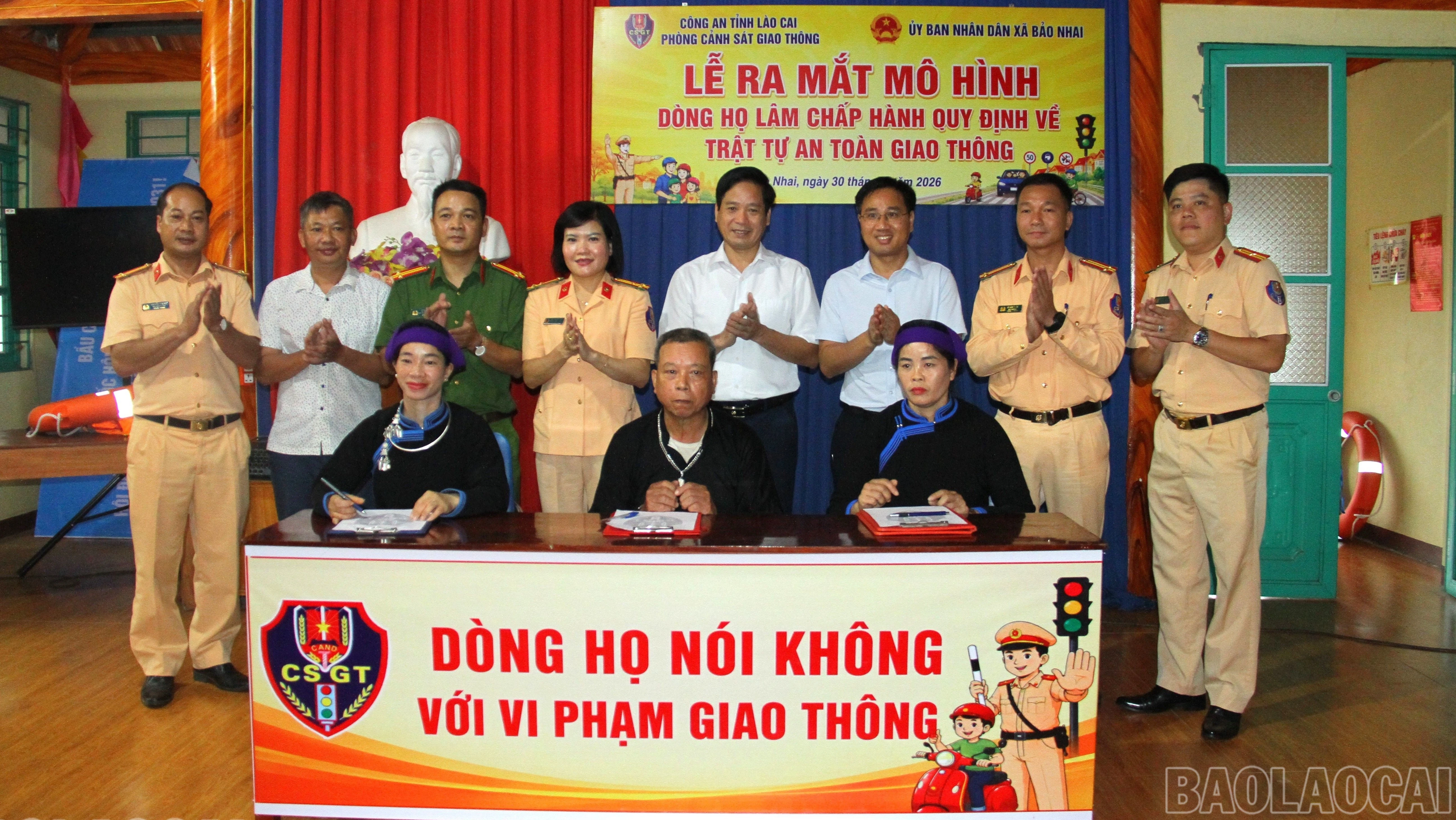 baolaocai-bl-anh-9-dong-ho-lam-ky-cam-ket-ghi-nho-trong-cong-tac-chap-hanh-an-toan-giao-thong.jpg