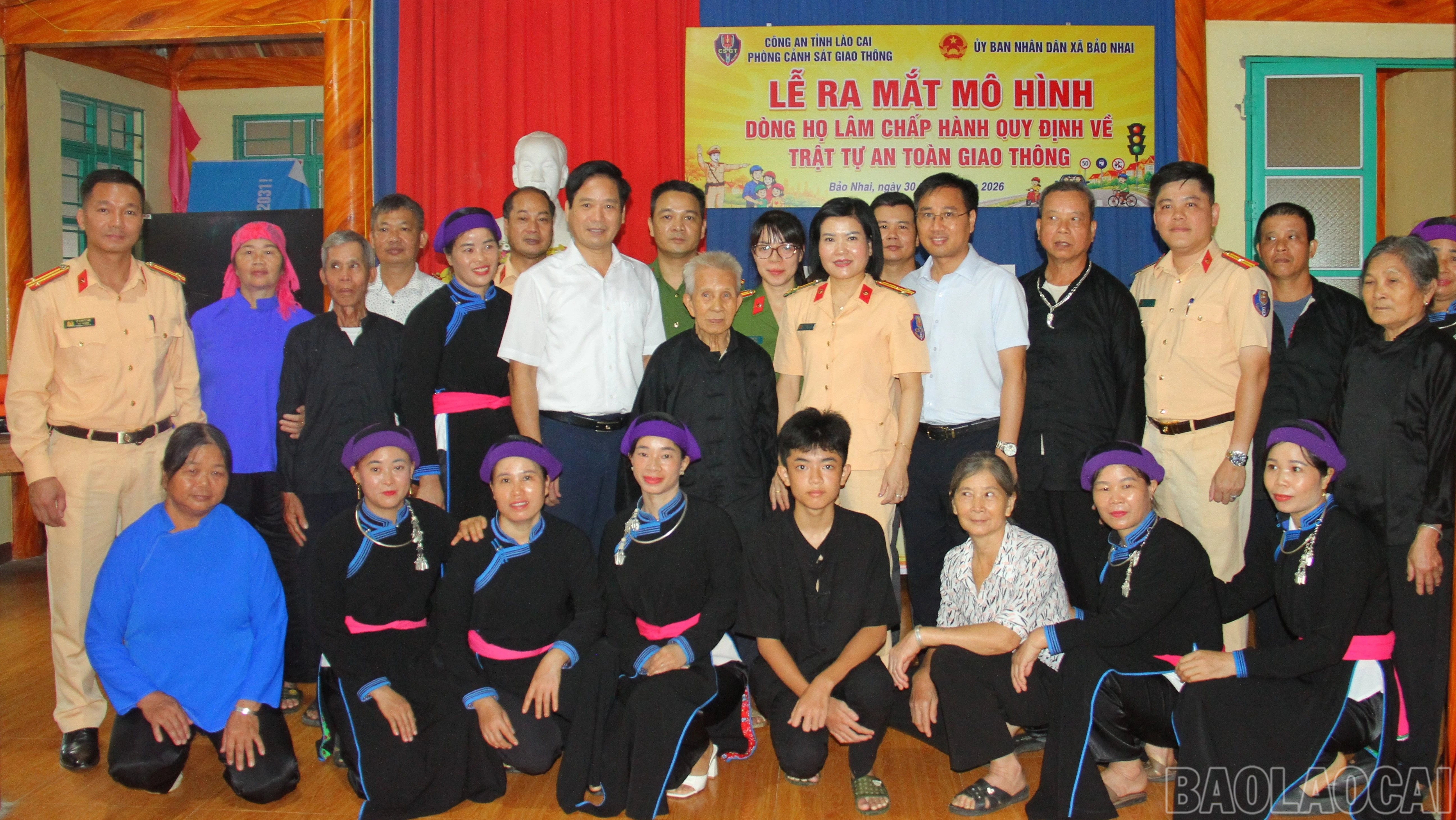 baolaocai-bl-anh-10-cac-luc-luong-cung-nguoi-dan-dong-ho-lam-chup-anh-luu-niem.jpg