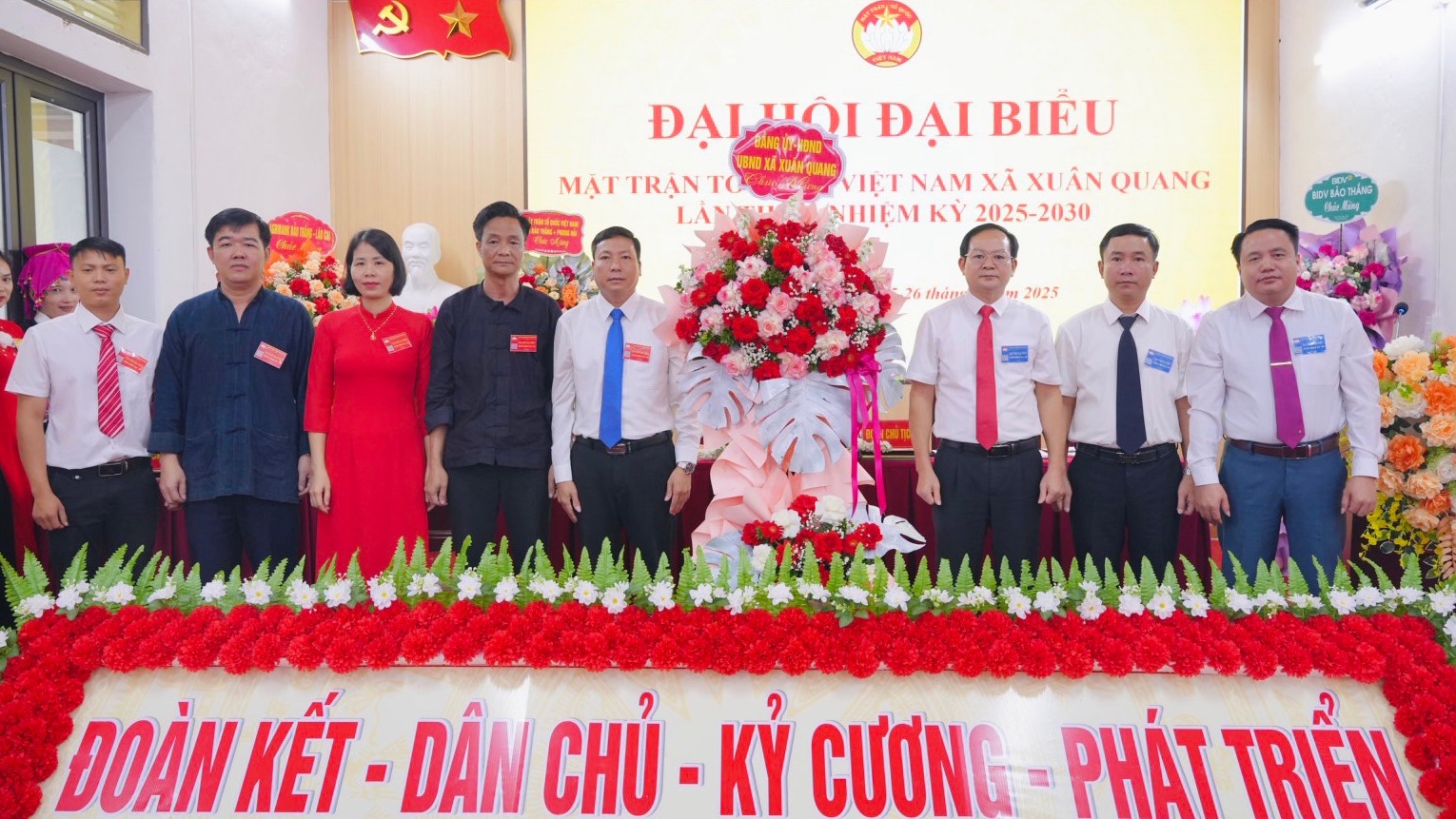 Thường trực Đảng ủy, UBND xã tặng hoa chúc mừng đại hội. Thường trực Đảng ủy, UBND xã tặng hoa chúc mừng đại hội.