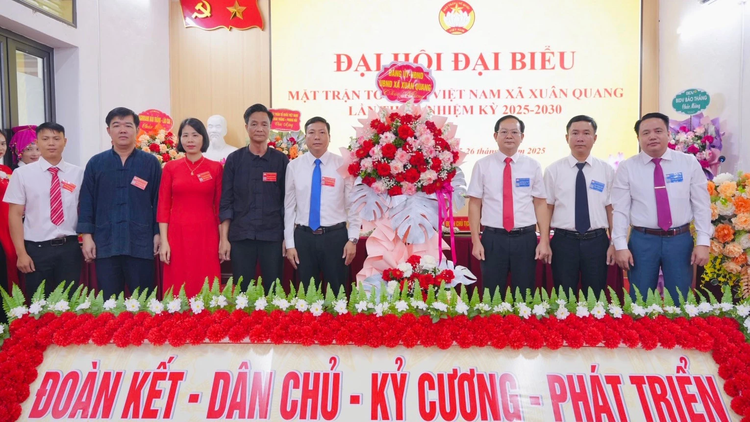 Thường trực Đảng ủy, UBND xã tặng hoa chúc mừng đại hội.