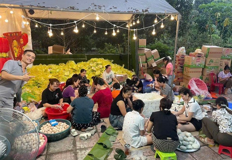 Người dân chuẩn bị những bữa cơm để gửi tới vùng ngập ở Thái Nguyên. anh-1-4107-111.jpg