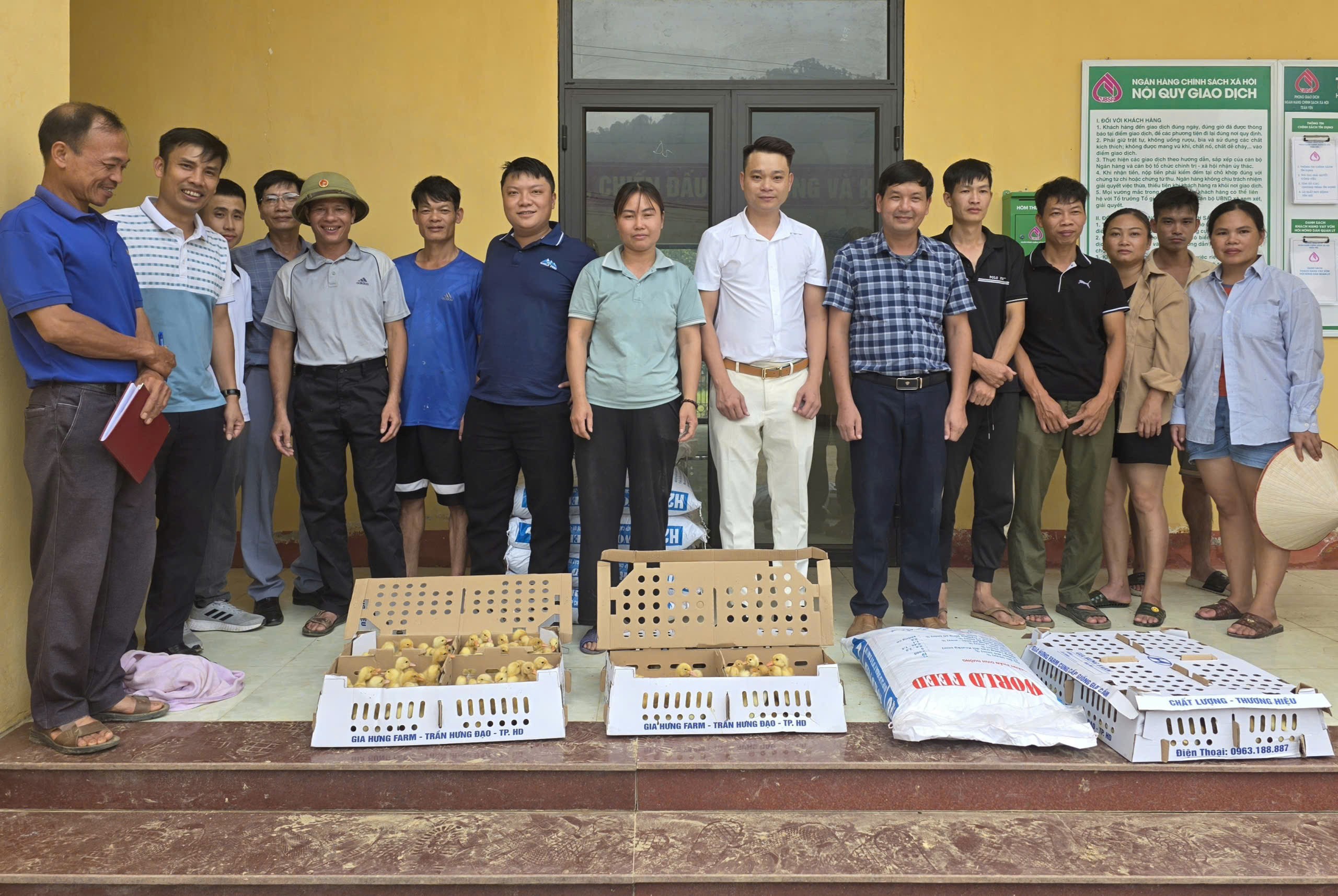 Trao tặng 1.100 con vịt giống và cám chăn nuôi cho bà con bị ảnh hưởng sau lũ tại xã Việt Hồng, tỉnh Lào Cai. Trao tặng 1.100 con vịt giống và cám chăn nuôi cho bà con bị ảnh hưởng sau lũ tại xã Việt Hồng, tỉnh Lào Cai.