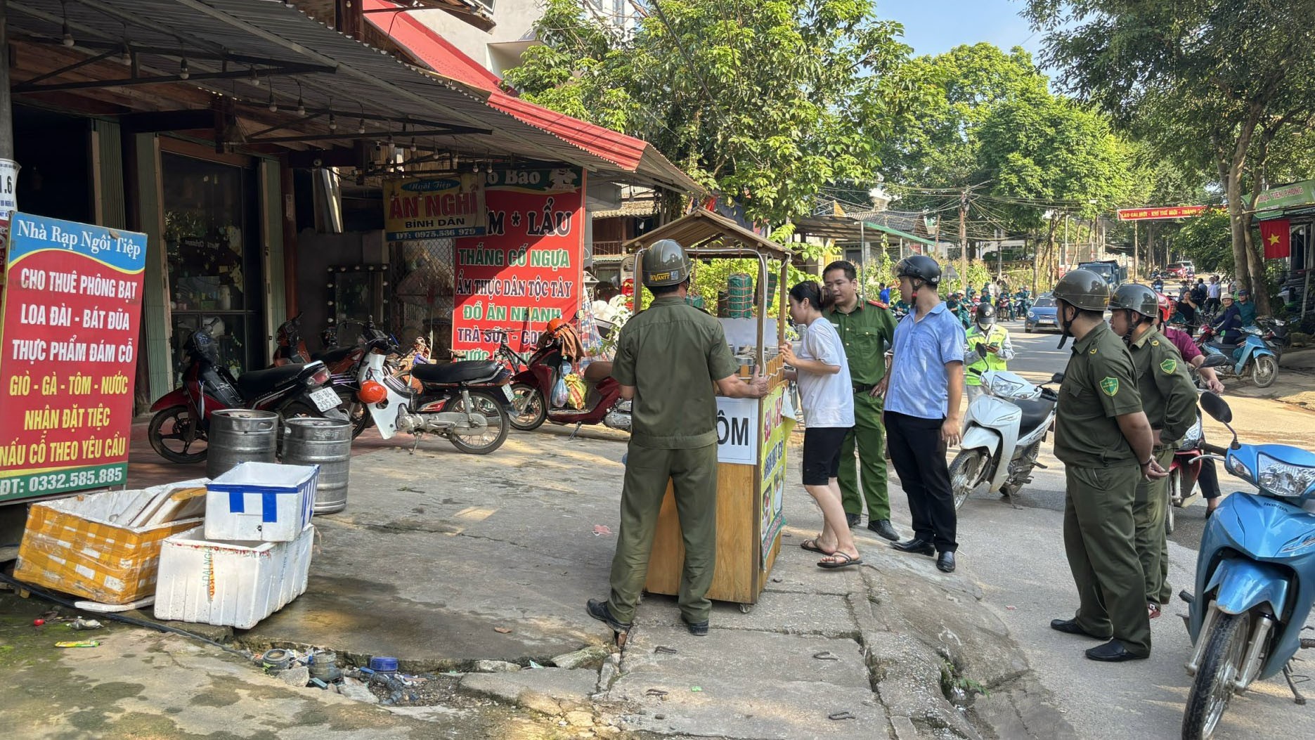 Tuyên truyền người dân không lấn chiếm vỉa hè để kinh doanh. tuyen-truyen-van-dong-nguoi-dan-chap-hanh-nghiem-quy-dinh.jpg