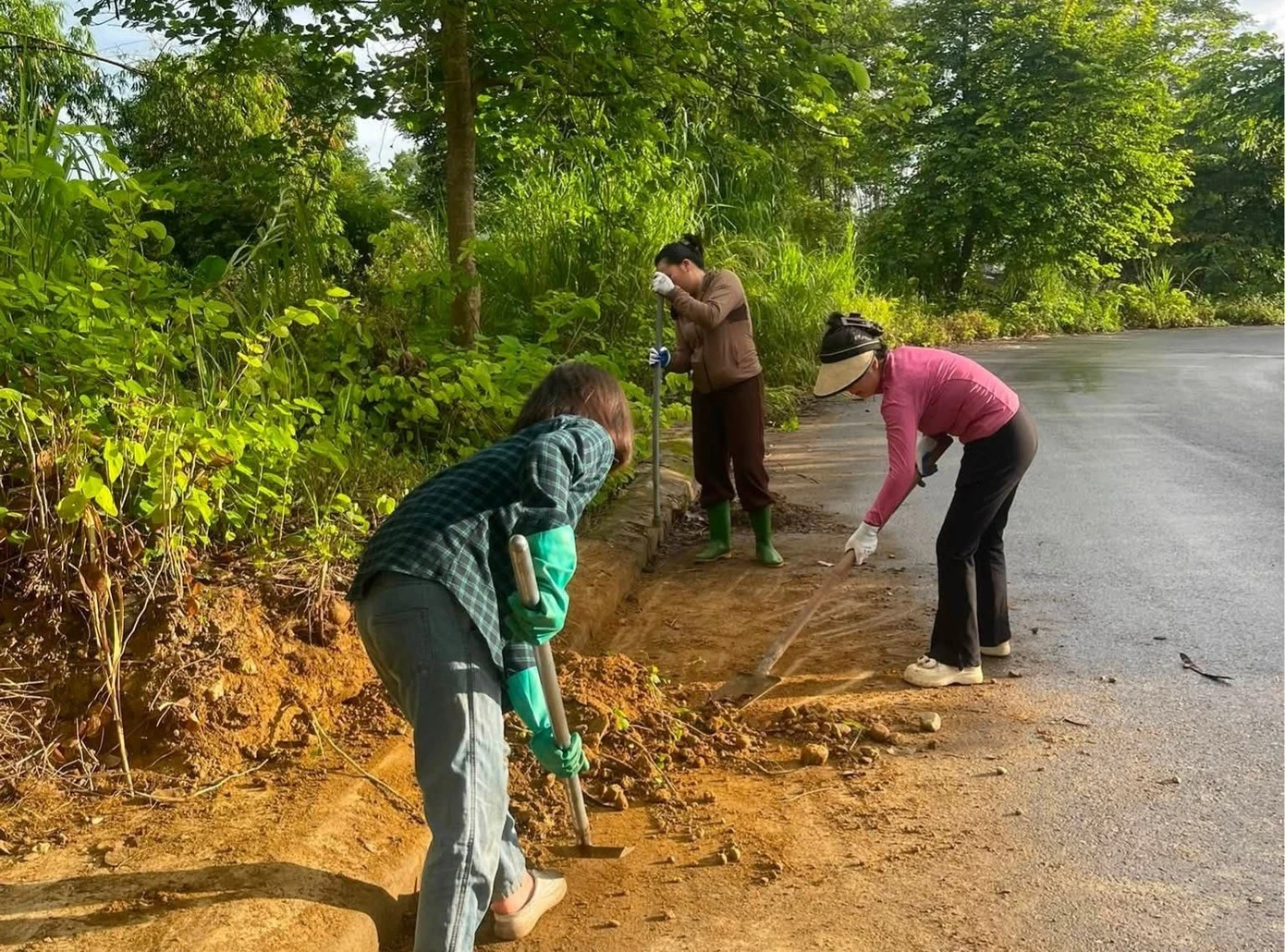 Những đoạn vỉa hè cỏ mọc um tùm được nhóm của anh Khánh dọn dẹp sạch sẽ.