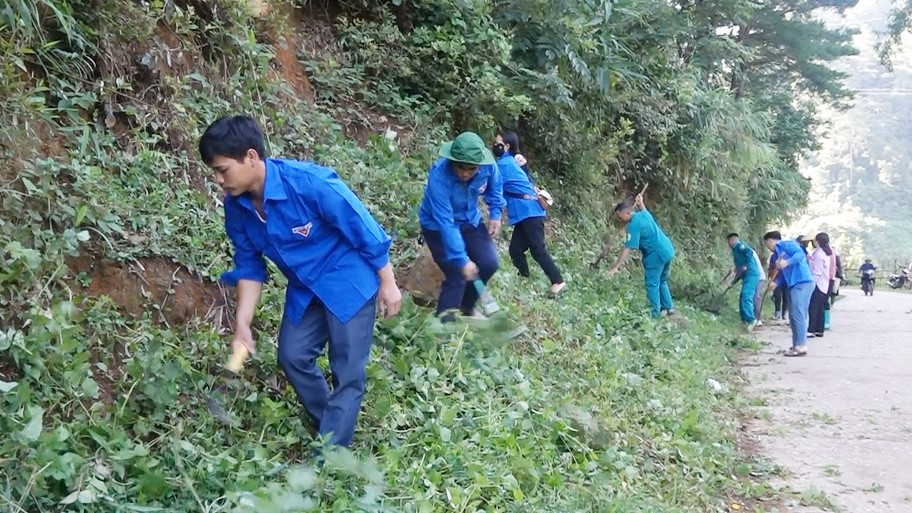 Người dân xã Hạnh Phúc ra quân vệ sinh môi trường. nong-dan-thon-hat-1-xa-hanh-phuc-ve-sinh-moi-truong.png