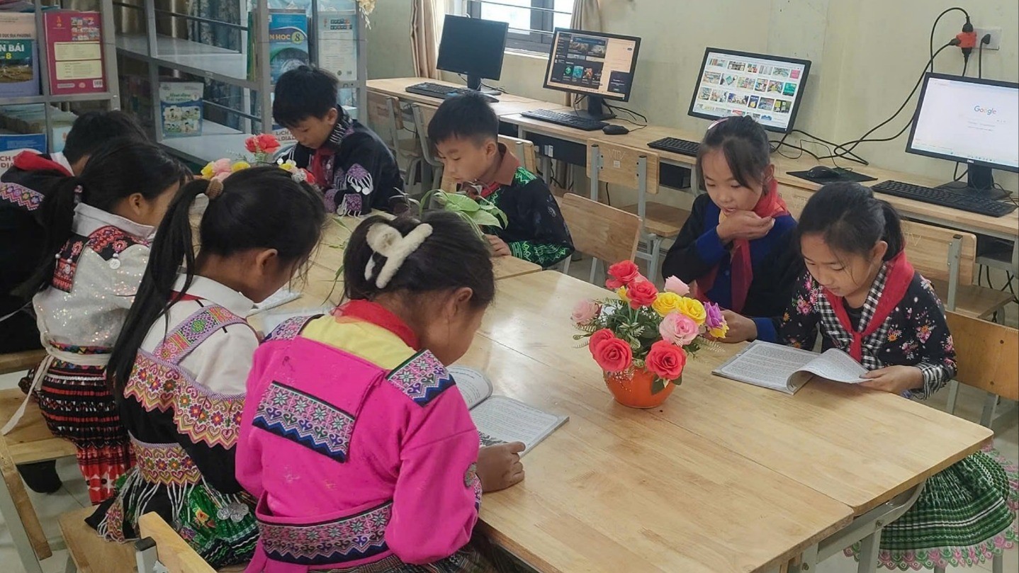 ບັນດານັກຮຽນຢູ່ໂຮງຮຽນປະຖົມ ແລະ ມັດທະຍົມຕອນປາຍ ໄດ້ທົບທວນບົດຮຽນຢູ່ຫໍສະໝຸດ. sg5.jpg