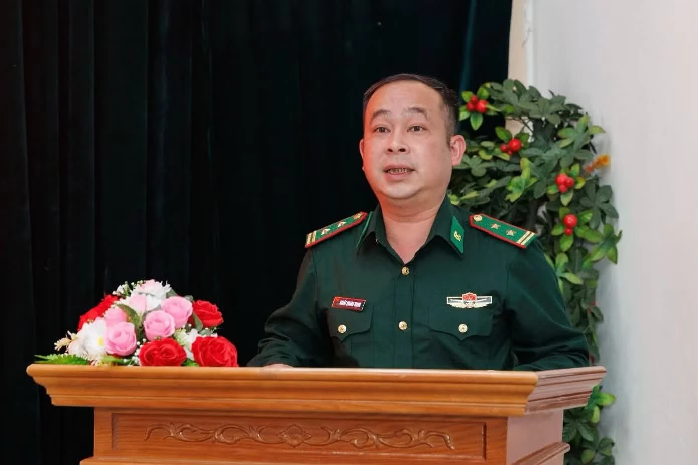 Trung tá Khuất Quang Mạnh, Đồn trưởng Đồn Biên phòng Y Tý phát biểu chào đón và đánh giá cao ý nghĩa của Hành trình Từ Trái Tim đối với các chiến sĩ.