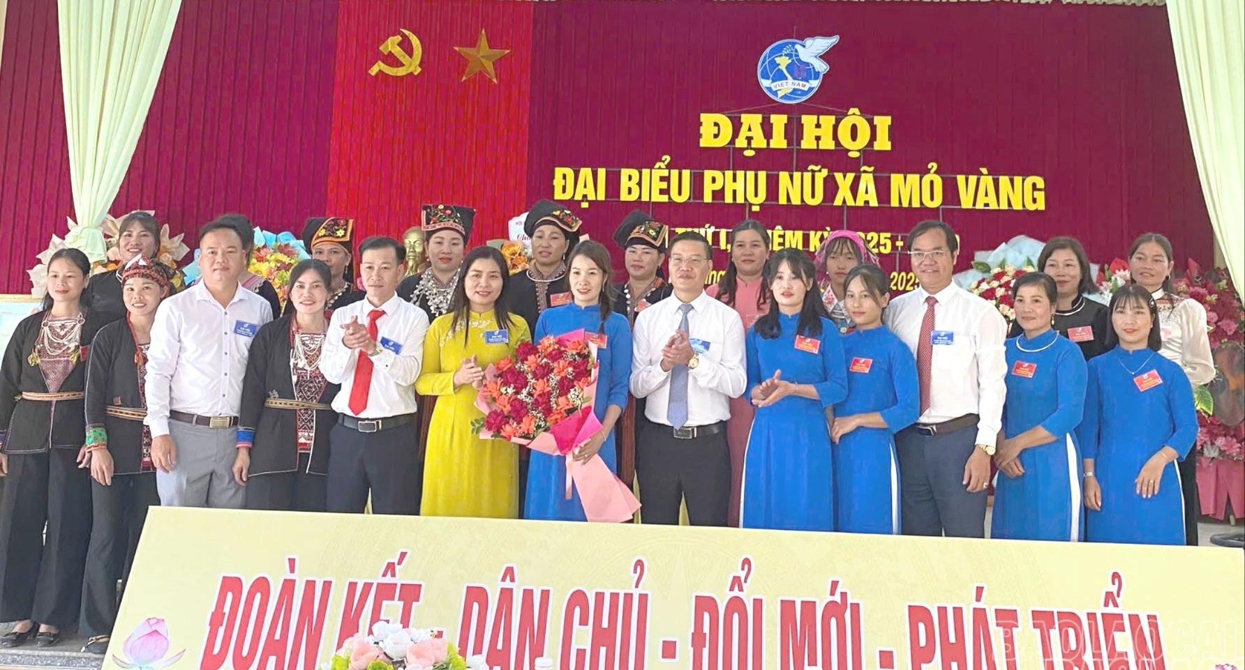 Lãnh đạo Hội LHPN tỉnh và Thường trực Đảng ủy xã Mỏ Vàng tặng hoa Ban Chấp hành Hội LHPN xã nhiệm kỳ 2025 - 2030. baolaocai-br-mo-vang-5.jpg