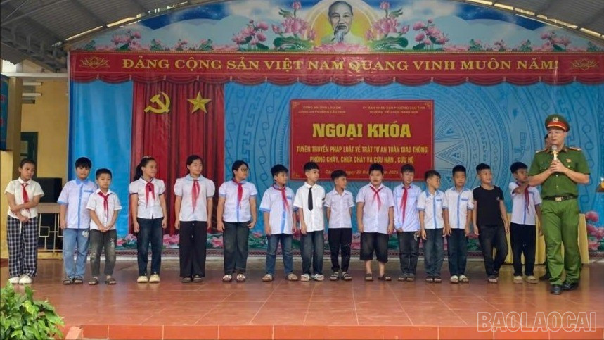 Lực lượng Công an còn phối hợp với các nhà trường tổ chức các buổi học ngoại khóa tuyên truyền, hướng dẫn học sinh đảm bảo an toàn khi tham giao thông, phòng cháy, chữa cháy và giữ gìn an ninh, trật tự. baolaocai-br_12.jpg