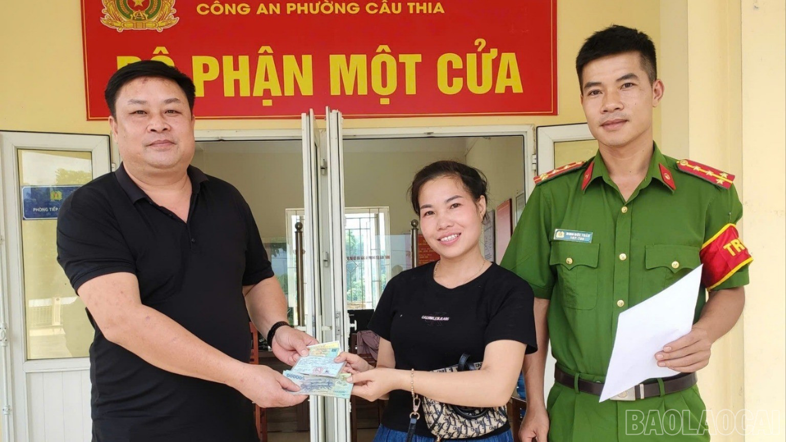 Lực lượng Công an phường giúp người dân tìm lại đồ vật bị đánh rơi. baolaocai-br_15.jpg
