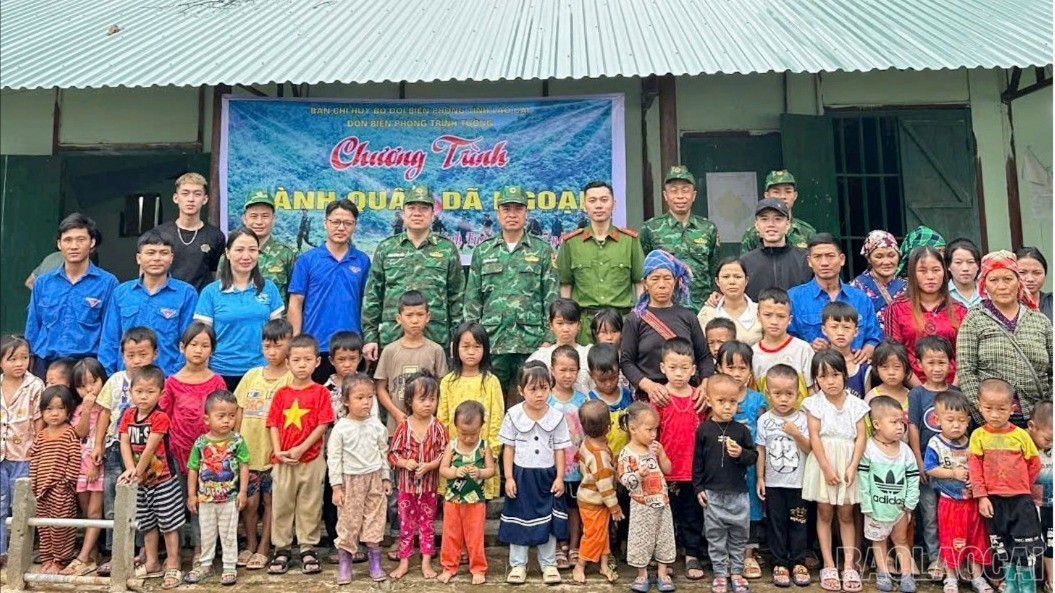 Đồn Biên phòng Trịnh Tường giao lưu, tặng quà người dân nhân chuyến hành quân dã ngoại. baolaocai-br_z7013803960726-4983c3977a58946e146eea81dcc02929.jpg